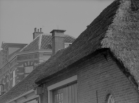 159 Zwolle: Opname van een windwijzer in de vorm van een haan, bovenop een schoorsteen op een gedeeltelijk zichtbaar ...