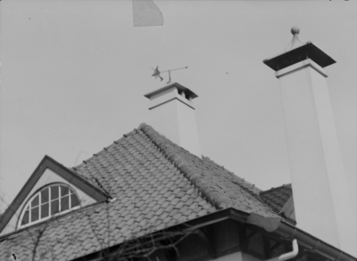 160 Zwolle: Opname van een dak met daarop een windwijzer in de vorm van een heks op een bezemsteel., 1938-03-02
