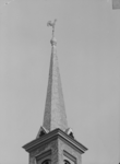 161 Zwolle: Opname van de torenspits van een kerk (aan de Turfmarkt?) met daarop een windwijzer in de vorm van een ...