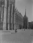 19 FDSPAARNE019 Deventer: Gezicht op de lange muur en de entree van de Grote Kerk aan het Grote Kerkhof, de grootste ...