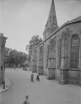 27 FDSPAARNE027 Enschede: Opname in de straat Achter de Markt met gedeelte van de Grote Kerk., 1935-08-01