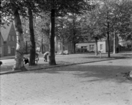 31 FDSPAARNE031 Enschede, Stadsuitbreiding Pathmos ; opname van een straat met nieuwe huizen., 1935-10-18