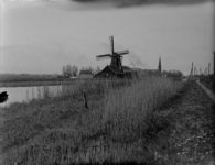 34 FDSPAARNE034 Enschede: Opname van kanaal met een pad erlangs, met een molen, huizen en een kerk op de achtergrond. ...