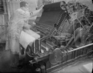 36 FDSPAARNE036 Opname van een krasmachine die gebruikt werd op de Hogere Textielschool te Enschede., 1936-05-04
