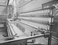 40 Opname van een machinale weverij die gebruikt werd op de Hogere Textielschool Enschede., 1936-05-04