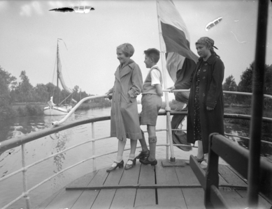 49 Giethoorn: opname van kinderen aan dek van een schip in een kanaal., 1937-08-13