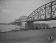 5 FDSPAARNE005 Opname van de spoorbrug over de IJssel bij Deventer., 1935-02-12