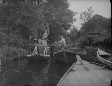 50 Giethoorn: opname van punterende jongens in een kanaal., 1937-08-13