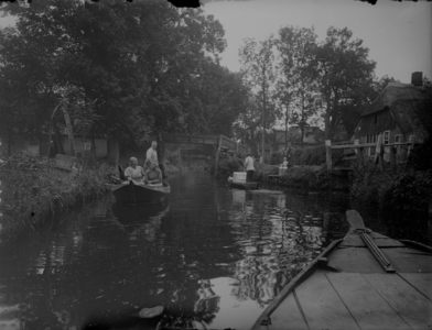 51 Giethoorn: opname van een ijsverkoper in een bootje in een kanaal, naast andere bootjes., 1937-08-13