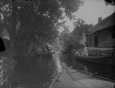 52 Giethoorn: opname van een aantal bootjes met kinderen erin, in een kanaal., 1937-08-13