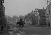 56 Goor: opname van een paard en wagen rijdend op straat, met huizen aan beide kanten van de straat., 1941-01-24