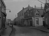 58 Goor: opname van een fietser op straat, met huizen aan beide kanten waaronder bondshotel 'Centraal'., 1941-01-24