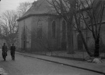 59 Goor: Opname van fietsers op straat met een gedeelte van een kerkgebouw (waarschijnlijk de Hofkerk) op de ...