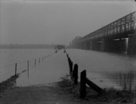 6 FDSPAARNE006 Keet op het water bij Plan Z te Deventer; foto genomen bij de IJsselbrug., 1935-02-12