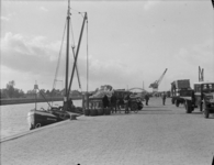 61 Hengelo: opname van het Twente Kanaal met een haven. Het schip 'Onderneming' ligt aangemeerd en wordt beladen., 1935-10-18