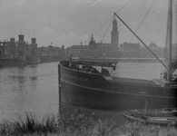 64 Gezicht op de stad Kampen, met de oude IJsselbrug links in beeld, en torens op de achtergrond. Aangemeerd ligt het ...