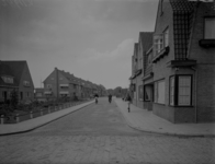 66 Kampen: opname van huizen in de Lehmkuhlstraat in de nieuwbouw van de stad, met fietsers en voetgangers., 1935-07-19