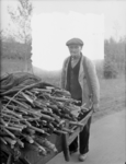 78 Markelo: opname van een oude Twentse boer met een kar vol sprokkelhout., 1935-10-25