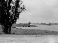 81 Olst: Opname van de IJssel, met bootjes en een molen (die van Veessen?) op de achtergrond., 1938-06-29
