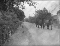 94 Staphorst. Opname van een boerenwagen met paarden, op een straatje in het dorp., 1936-07-31