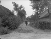 95 Staphorst: Opname van een aantal kinderen op de fiets in een laantje in het dorp., 1936-07-31