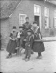 98 Staphorst: Opname van volwassen vrouwen en kinderen in klederdracht., 1936-07-31