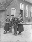 99 Staphorst: Opname van volwassen vrouwen en kinderen in klederdracht., 1936-07-31