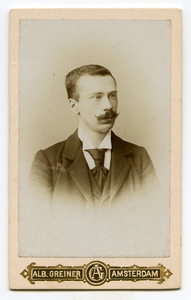 23 Portretfoto van een kostschooljongeman van Instituut Loman in Zwolle, 1888