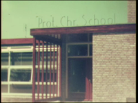 10331BB00455 Een film rondom de opening van de nieuwe protestants christelijke basisschool Dol-Fijn, met beelden van ...