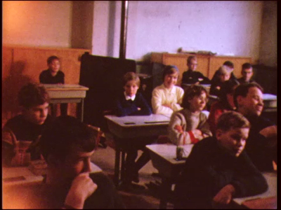 10525BB02244 Reportage over activiteiten in verschillende schoolklassen in Diepenveen, december 1965: ...