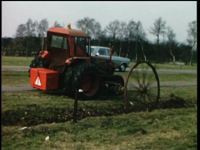 1073BB08151 Een bedrijfsfilm rond mechanisch wegenonderhoud, met beelden van een tractor en het losmaken van een geul ...