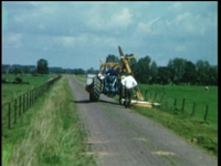 1074BB08152 Een bedrijfsfilm rond mechanisch wegenonderhoud, met beelden van een tractor voorzien van een ...