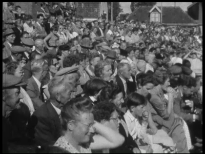 10910BB02864 Reportage over het Stöppelhaenefeest in Raalte [eind jaren '50]. O.m dorpsgezicht met kerk; publiek op de ...