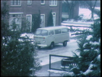 11541BB02921 Beelden van een straat in Nijverdal. De straat ligt vol met aangevroren sneeuw. Mensen op de fiets of met ...