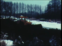 11854BB02415 Bedrijfsfilm van het grondwerkbedrijf Gerwers.Machinaal graven van een watergang langs de Dinkel bij het ...