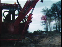 12142BB02416 Bedrijfsfilm van het grondwerkbedrijf Gerwers.Machinaal graven van een watergang langs de Dinkel bij het ...