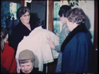 12147BB02421 Familiefilm Gerwers.Kind wordt gedoopt in een R.K. Kerk. Moeder zit met kind in de woonkamer., 00-00-1975