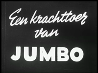 12825BB02518 Een reclamefilm voor Jumbo-overalls, waarin een garagemonteur op weg naar een klant met pech bemerkt dat ...