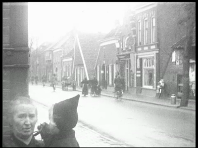 13103BB01980 Een familiefilm rond de familie Baan, met beelden van o.a. de Haarstraat te Rijssen in '52 met Dini en Aal ...