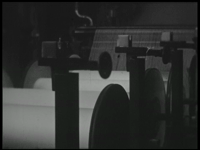 13179BB03120 Bedrijfsfilm over de textielfabricage bij Blijdenstein in Enschede. Beelden van draaiende machines en ...