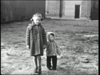 13768BB02598 Beelden van Johanna en Annette Schweizer en hun broertje Raymond., 00-00-1955