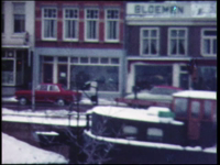 13868BB00327 Een film met diverse beelden van Zwolle en omgeving, waaronder de Sassenpoort in wintersetting, een ...
