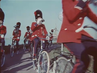 14564BB11297 Een reclamefilm voor Union fietsen, met hierin de volgende beelden:- De tekst 'Union';- Leden van een ...