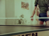 14567BB11307 Een reclamefilm voor een tafeltennistafel van het merk Sven, waarin een man met een tafeltennisbatje een ...