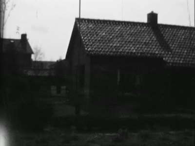 1467BB04708 Een familiefilm van de familie Hek uit het Twentse Lattrop, met beelden van o.a.:- Een woonhuis in een ...