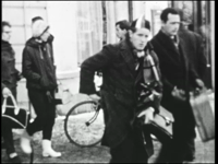 290BB04092 Elfstedentocht 1963. Een impressie van de Friese Smalfilmclub.Rijders schrijven zich in bij Hotel Restaurant ...