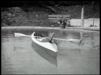 3328BB07573 Een film rondom het zwembad van Holten, met beelden van o.a.:- Een jongen met een kano;- Een jongen aan de ...