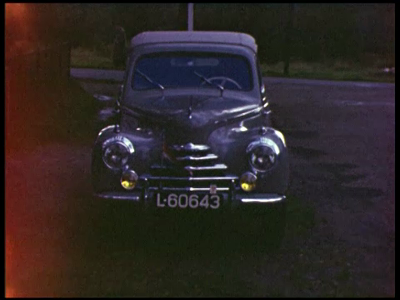 3368BB09501 Een familiefilm van de familie Lamberts, met beelden van o.a.:- De auto (L 6043) en donkere luchten;- ...