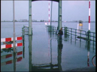 3672BB03767 Beelden van de wateroverlast langs de IJssel tussen Zwolle en Hattem in 1988, met onder meer het ...