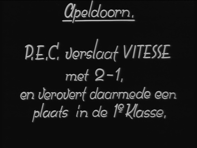 3793BB05699 Samenvatting: Filmjournaal van Polygoon over een voetbalwedstrijd in Apeldoorn tussen Vitesse uit Arnhem en ...
